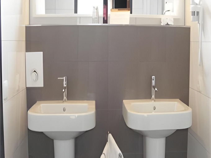 Bathroom 3, Babylon Hotel Alkmaar-Heerhugowaard, Heerhugowaard