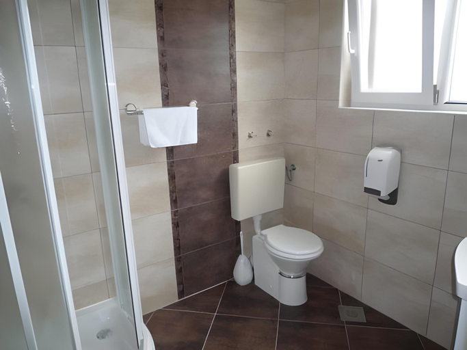 Bathroom 3, Boutique Hotel B&B Villa Paula, Okrug