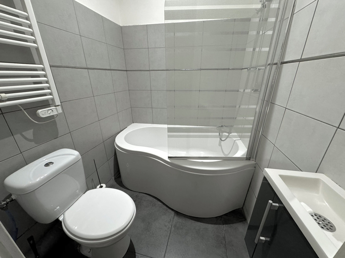 Bathroom 12