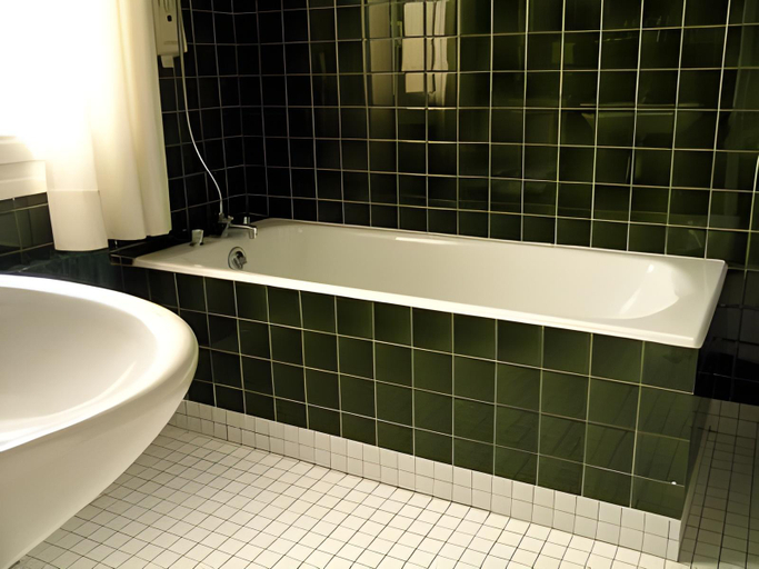 Bathroom 4, Hôtel Ambassadeurs, Ille-et-Vilaine