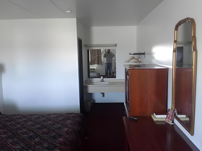 Others 3, Economy Inn, Ottawa