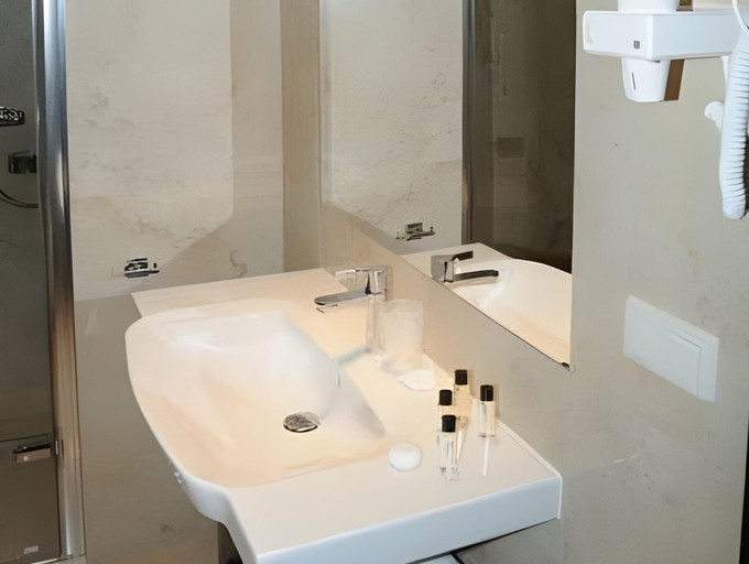 Bathroom 4, Arte, Brzeg