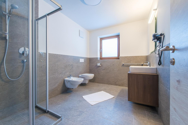 Bathroom 3, Hotel Bacher, Bolzano