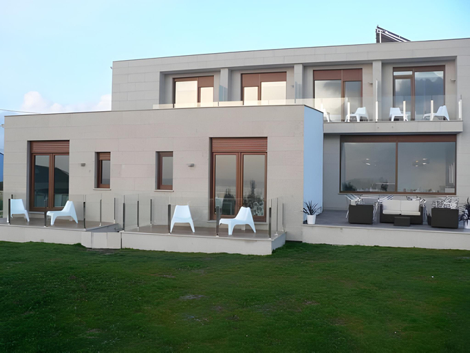 Exterior & Views