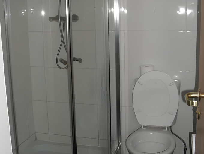 Bathroom 3, The Lawn Hotel, Reading
