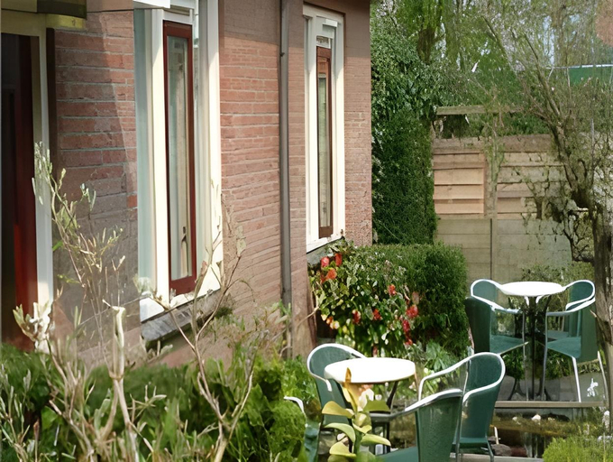 Others 5, Hotel de Magneet, Hoorn