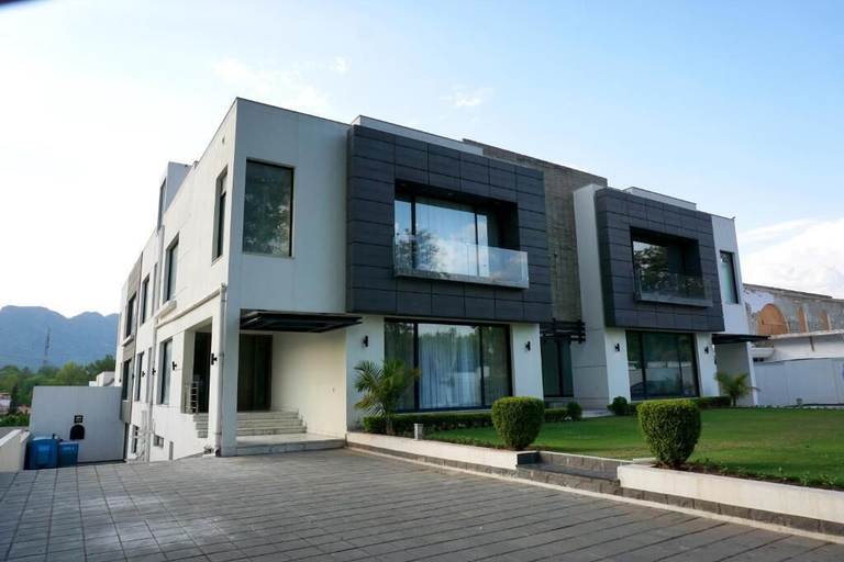 Exterior & Views