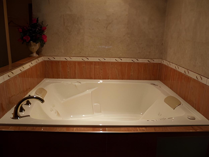 Bathroom 3, Horizon Inn, Middlesex