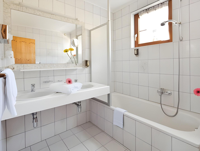 Bathroom 5, Hotel Alpenkonigin - ALPINE LUXURY, Landeck