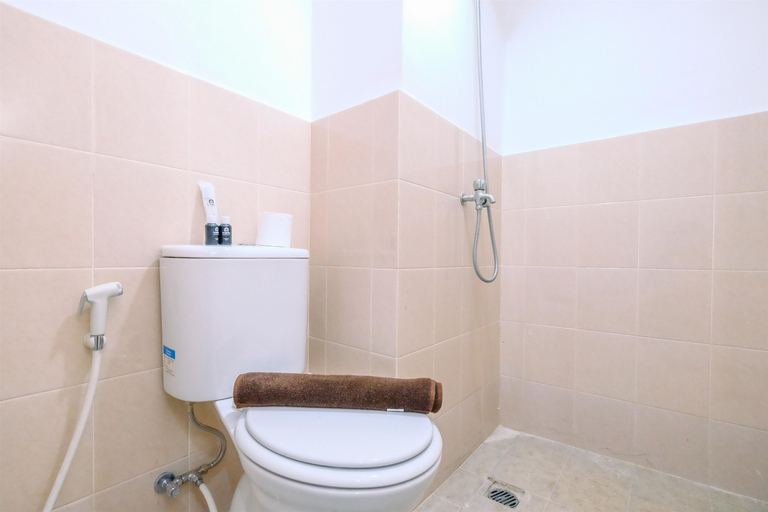 Bathroom 5, Comfort Stay 2BR Podomoro Golf View Apartment By Travelio, Bogor