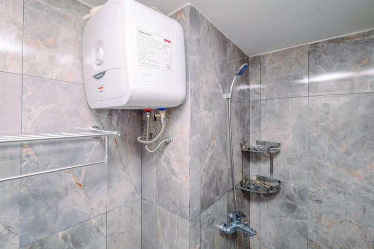 Bathroom 5, Homey Studio Room at Podomoro Golf View Apartment By Travelio, Bogor