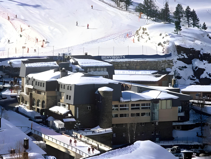 Exterior & Views 1, Llop Gris