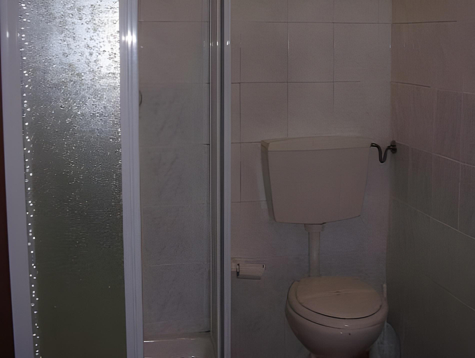 Bathroom 2, 27 Aprile, Florence