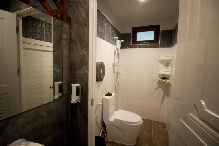 Bathroom 3, Blanco Hostel Lanta 18 to 35, Ko Lanta
