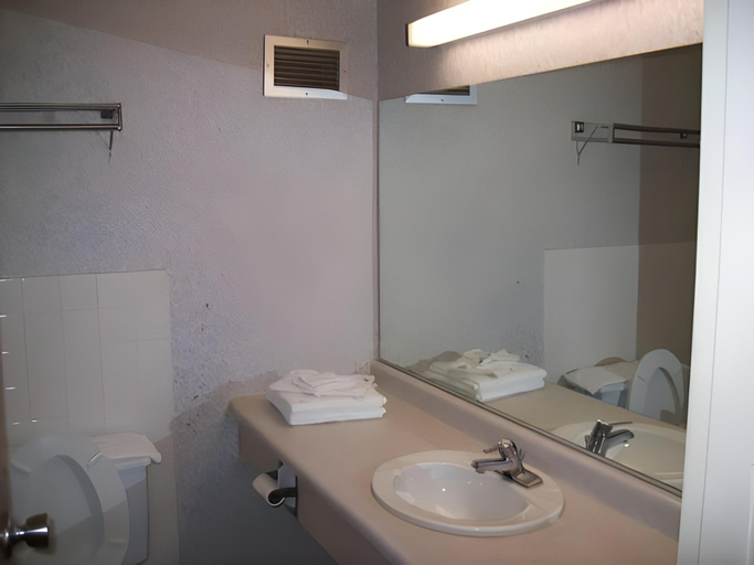 Bathroom 4, Red Carpet Inn & Suites Lima, Allen