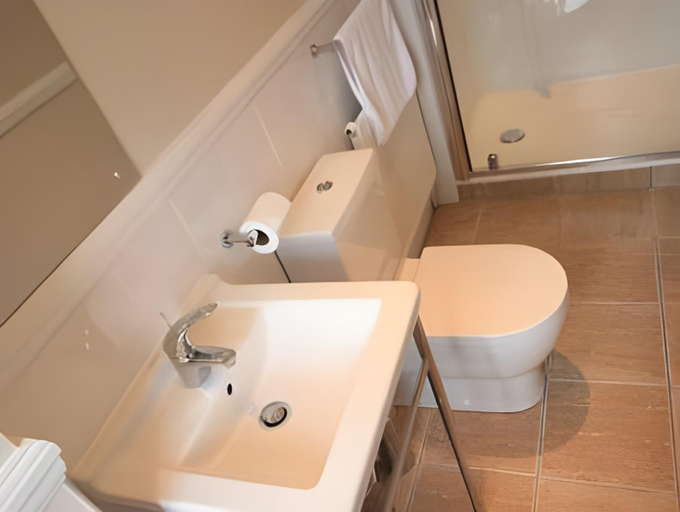 Bathroom 3, The Ship at Dunwich, Suffolk