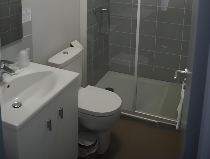 Bathroom 3, Hotel de Bordeaux, Lot