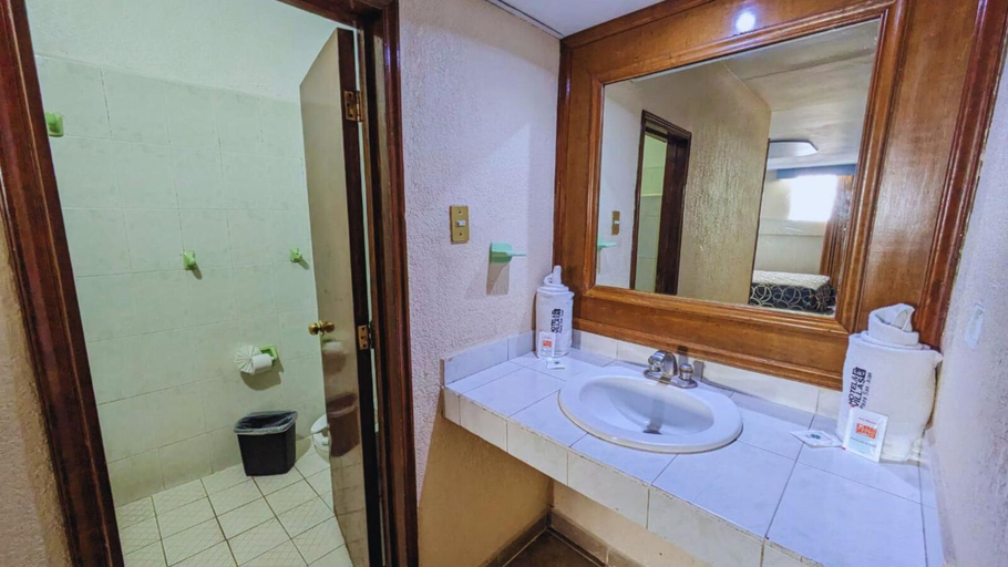 Bathroom 3, Hotel Plaza San Juan, Mexico City