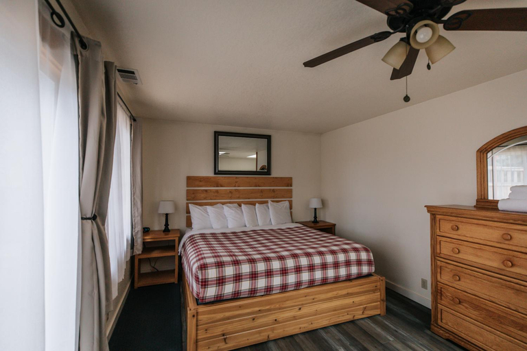 Bedroom 2, View Crest Lodge, Humboldt