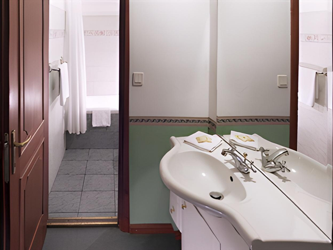 Bathroom 2, A Hotel Panzio 100, Szentendre