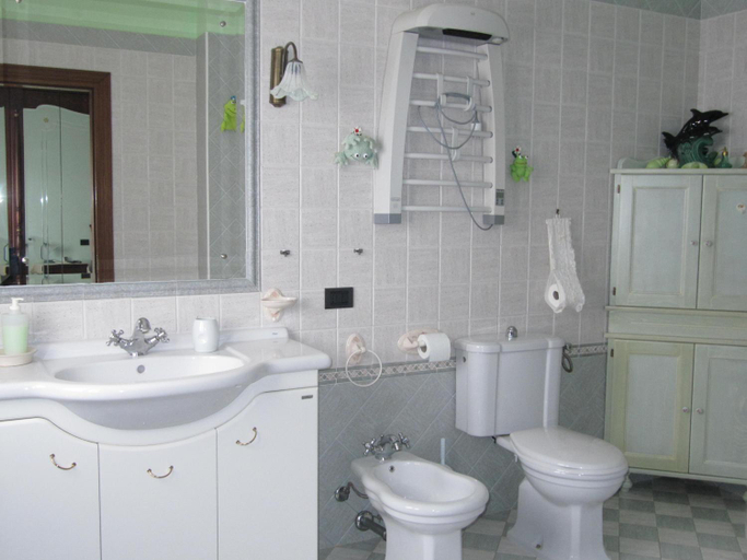 Bathroom 3, Il Portico, Oristano