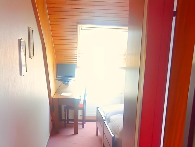 Others 3, Hotel la Suite, Broye-Vully