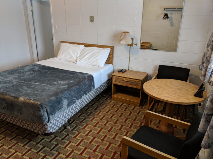 Bedroom 2, Chalet Inn Motel, Kenora
