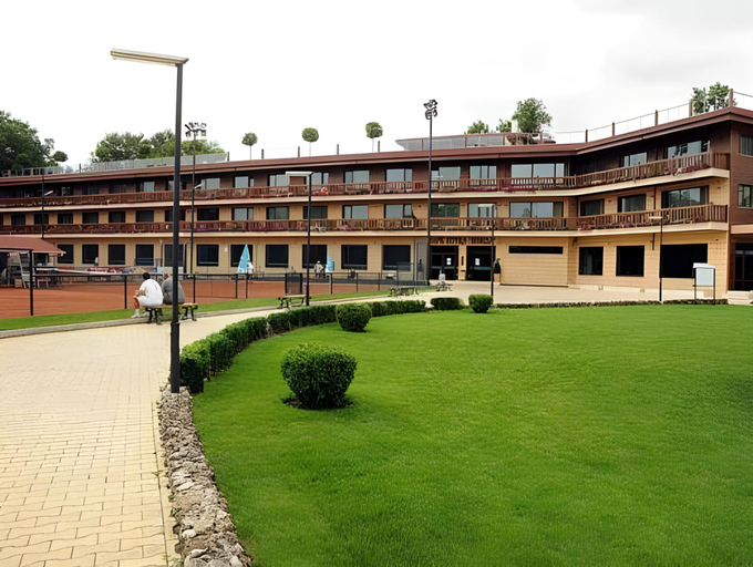 Exterior & Views