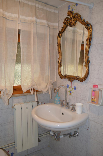 Bathroom 2, A pochi passi dal mare, Lucca