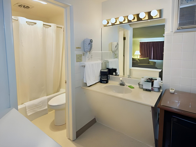 Bathroom 4, Travelers Rest Motel, Lancaster
