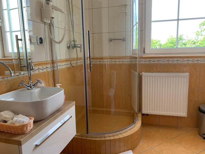 Bathroom 14