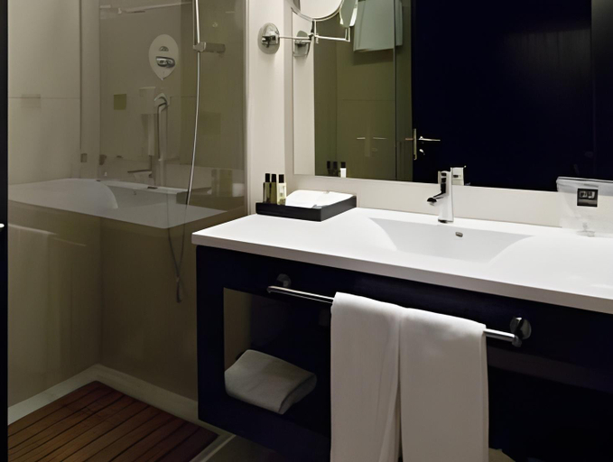 Bathroom 5, Baia, Ingombota