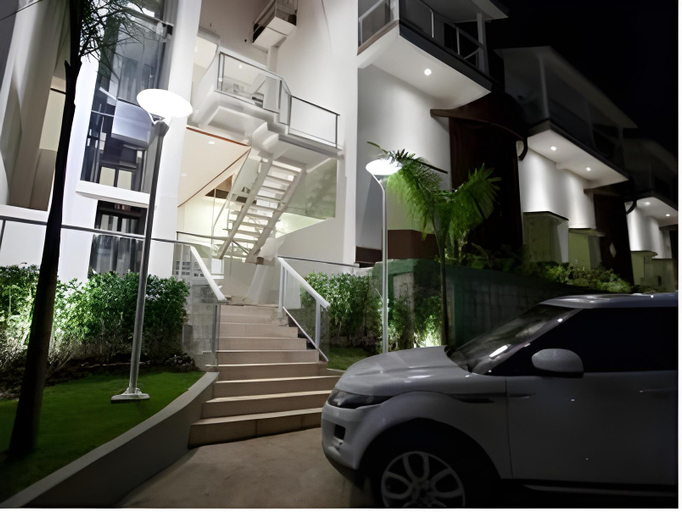 Exterior & Views