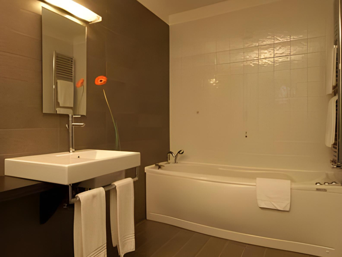 Bathroom 3, San Tommaso Hotel, Bari