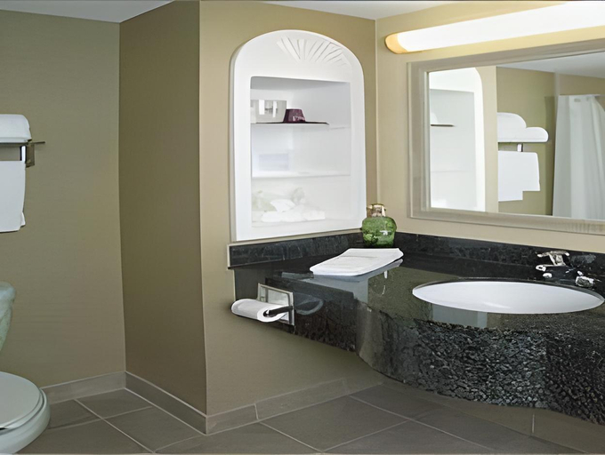 Bathroom 2, Holiday Inn Express Hotel & Suites Freeport By IHG, Cumberland