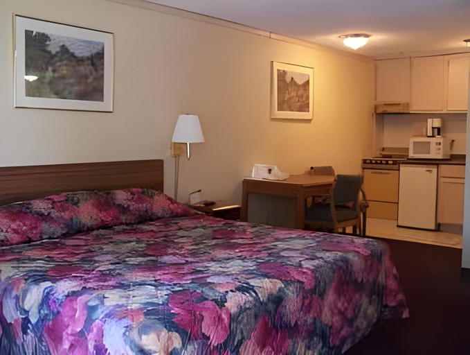 Bedroom 3, Knights Inn Rossford, Wood