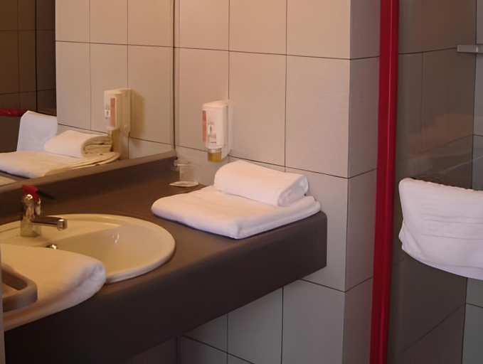 Bathroom 2, Les Jardins de l'Anjou, Maine-et-Loire