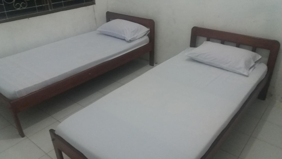 Bedroom 2, 1 bedroom double AC Penginapan Kofiyau, Sorong
