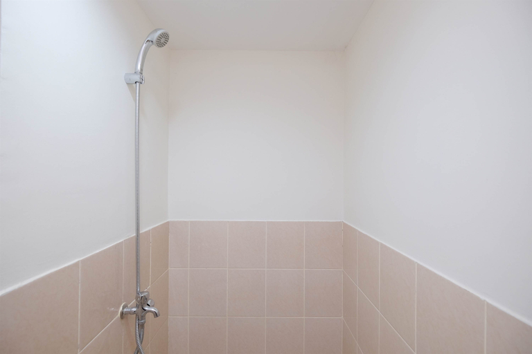 Bathroom 5, Comfort and Stylish 2BR at Podomoro Golf View Apartment By Travelio, Bogor