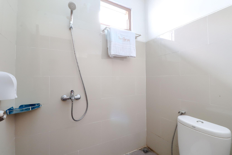Bathroom 16