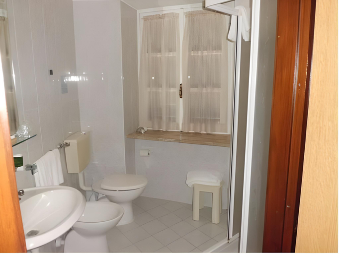 Bathroom 2, Hotel Giardini, Cuneo