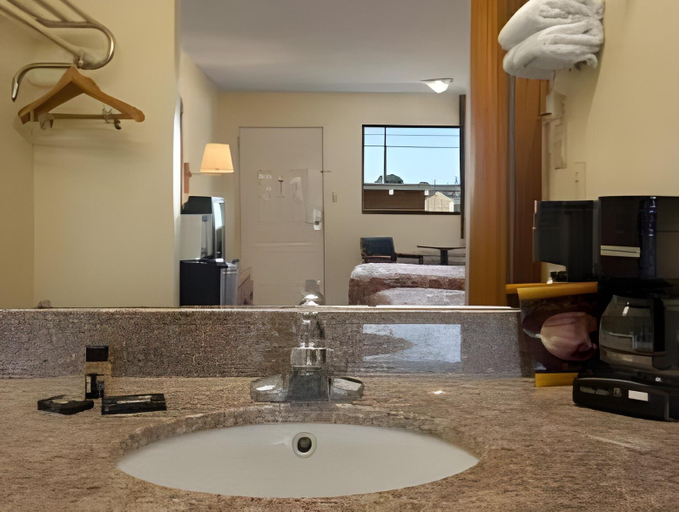 Bathroom 3, Travelodge by Wyndham Cordele, Crisp