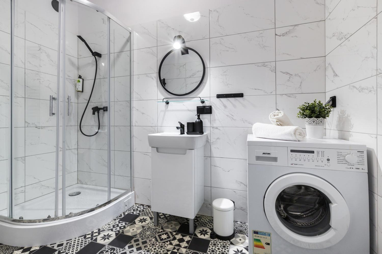 Bathroom 2, FriendHouse Apartments - Avenue, Kraków City