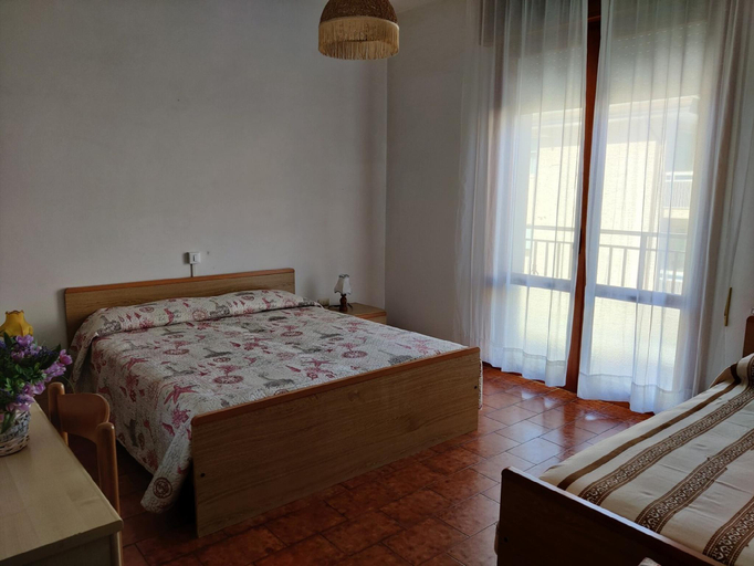 Bedroom 2, Lovely spacious apartment close to the beach by Beahost Rentals, Venezia