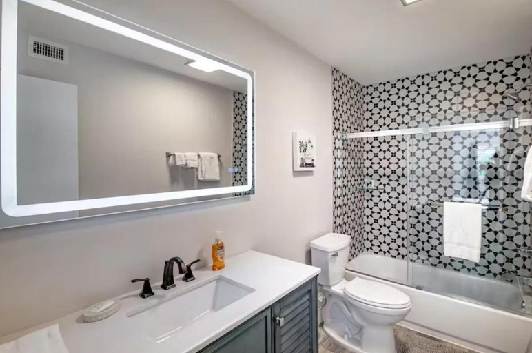 Bathroom 4, Dog friendly condo with beach access, hot tub & firepit, Palm Beach