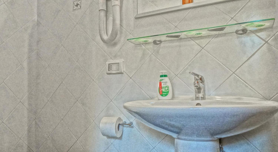 Bathroom 2, Gite House, Rome