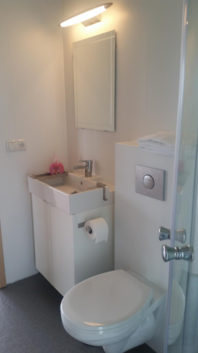 Bathroom 2, Krakhamar Apartments, Djúpavogshreppur