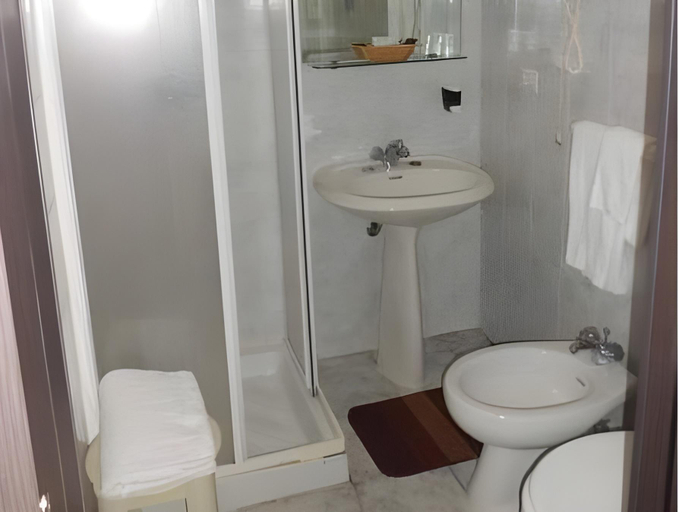 Bathroom 4, Hotel Giardini, Cuneo
