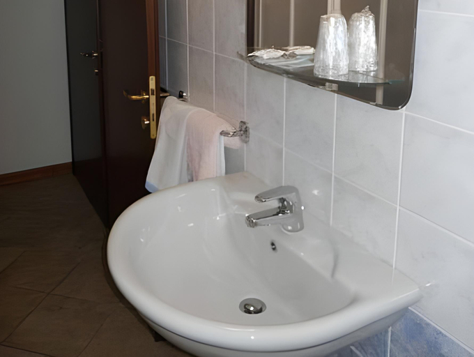 Bathroom 2, La Cascina Di Villa Due, Cuneo