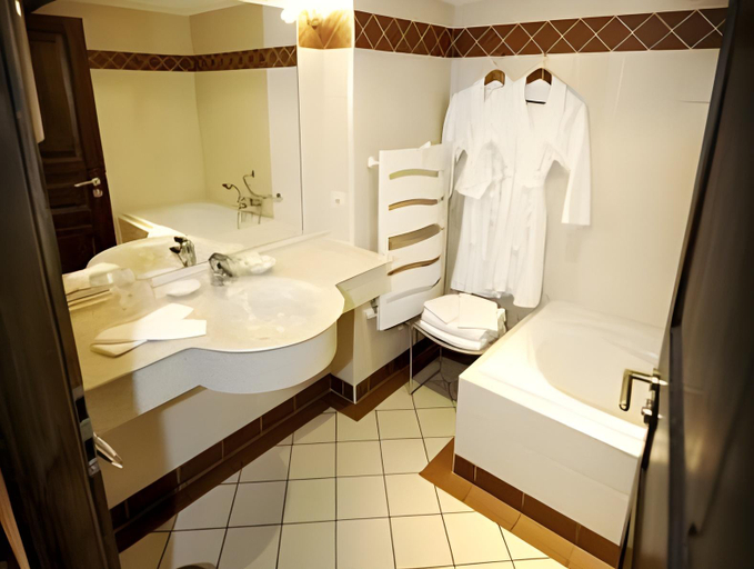 Bathroom 5, L'auberge Du Cheval Blanc et Spa, Bas-Rhin